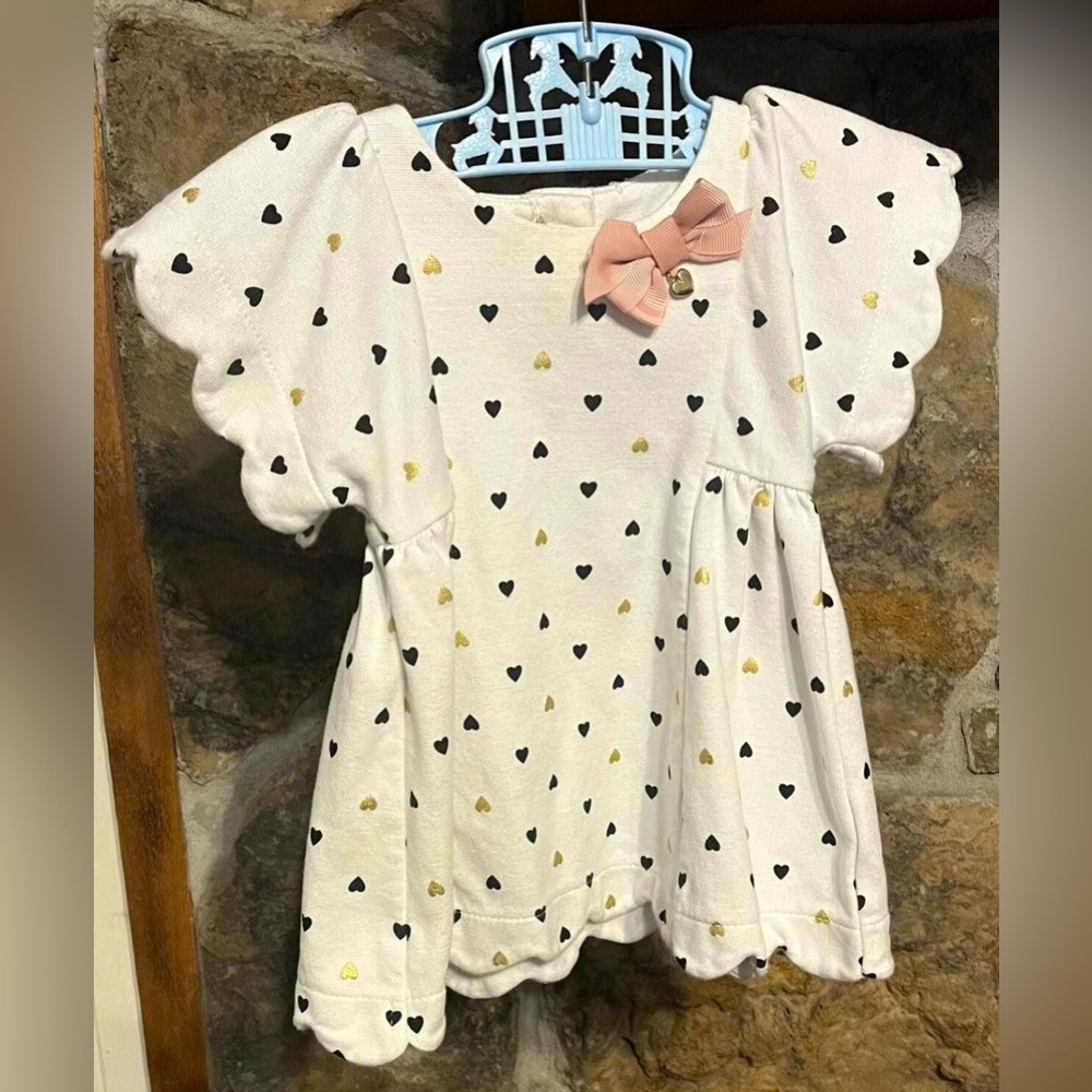 Isaac Mizrahi 6-9 Month Infant Dress.
Black & Gold Hearts Print With Bow